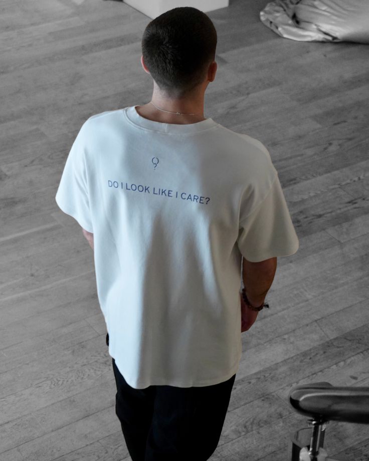 DO I LOOK LIKE I CARE? - Organic Cotton oversized T-Shirt Outfit