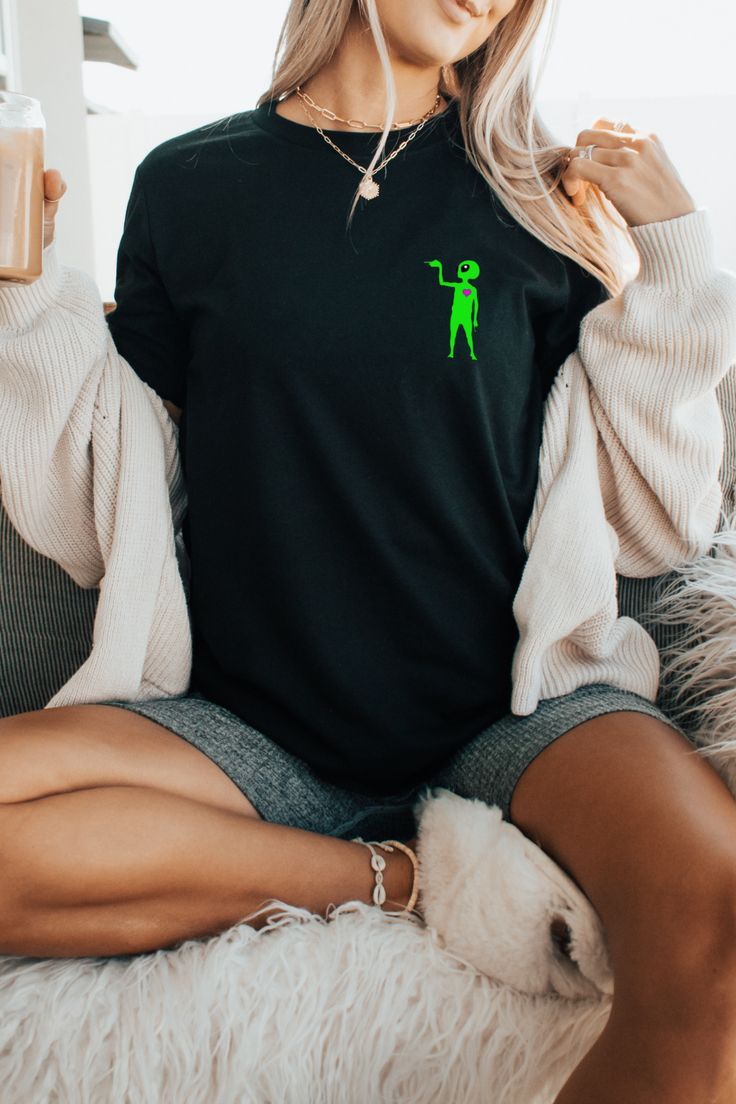 Minimalist Alien T-Shirt – Effortlessly Cool & Unique