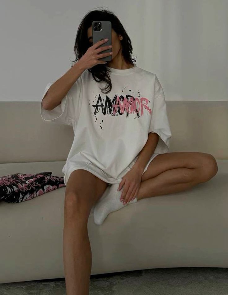 Spring T-Shirt Outfits Ideas 2025: How to Style Oversized, Graphic, Vintage, Red, and White Tees (Copy)